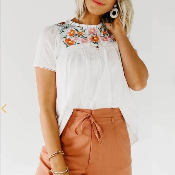 New In Loom Floral Embroidered Blouse Size Medium - Picture 1 of 13